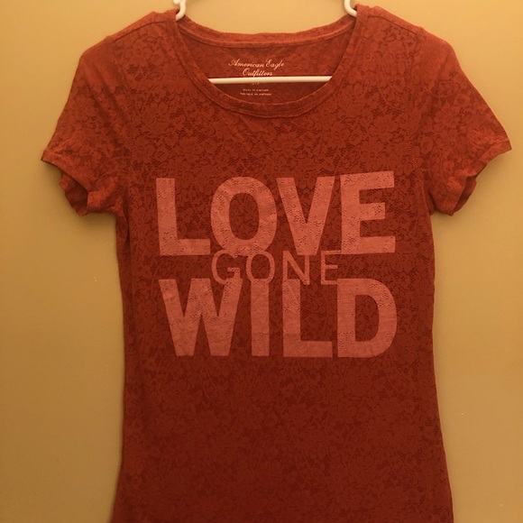 American Eagle ‘Love Gone Wild’ Women’s T-shirt Small - Picture 1 of 1